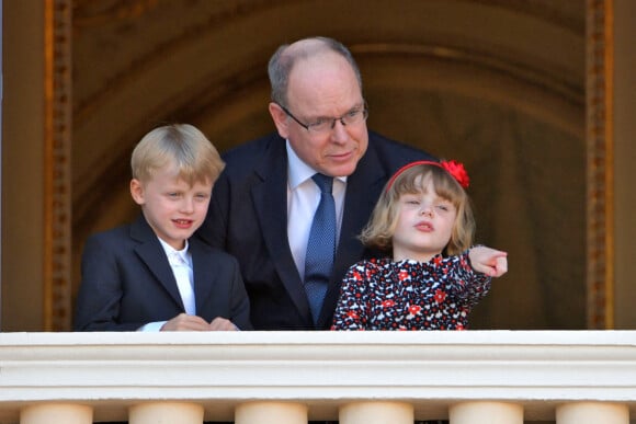 Le prince Albert II de Monaco et ses enfants, le prince héréditaire Jacques et la princesse Gabriella ont assisté, depuis le balcon du Palais, à la célébration de la Fête Dieu. © Bruno Bebert / Bestimage