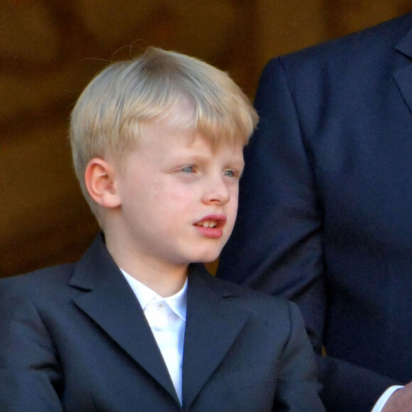 Le prince Albert II de Monaco et ses enfants, le prince héréditaire Jacques et la princesse Gabriella ont assisté, depuis le balcon du Palais, à la célébration de la Fête Dieu, le 3 juin 2021. C'est Dominique-Marie David, l'archevêque de Monaco, qui a mené la procession des Pénitents de l'Archiconfrérie de la Miséricorde sous les fenêtres du Palais Princier. a dite Fête-Dieu, formellement appelée par l'Église Solennité du Saint-Sacrement du Corps et du Sang du Christ, célèbre la présence réelle de Jésus-Christ dans le sacrement de l'Eucharistie, c'est-à-dire sous les espèces du pain et du vin consacrés au cours du sacrifice eucharistique. La fête du Saint-Sacrement est un jour férié en Principauté. © Bruno Bebert / Bestimage