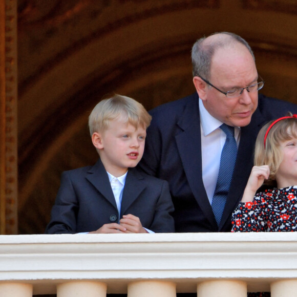 Le prince Albert II de Monaco et ses enfants, le prince héréditaire Jacques et la princesse Gabriella ont assisté, depuis le balcon du Palais, à la célébration de la Fête Dieu, le 3 juin 2021. C'est Dominique-Marie David, l'archevêque de Monaco, qui a mené la procession des Pénitents de l'Archiconfrérie de la Miséricorde sous les fenêtres du Palais Princier. a dite Fête-Dieu, formellement appelée par l'Église Solennité du Saint-Sacrement du Corps et du Sang du Christ, célèbre la présence réelle de Jésus-Christ dans le sacrement de l'Eucharistie, c'est-à-dire sous les espèces du pain et du vin consacrés au cours du sacrifice eucharistique. La fête du Saint-Sacrement est un jour férié en Principauté. © Bruno Bebert / Bestimage