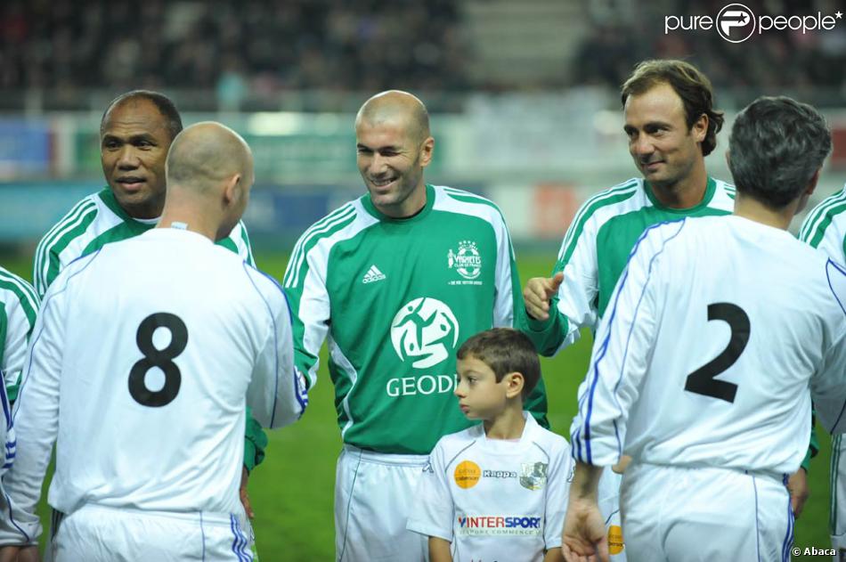 Antoine Kombouare Zinedine Zidane Et Christophe Dugarry A L Occasion Du Match De Foot Opposant Le Varietes Club De France A Une Selection De Geodis Au Stade Purepeople