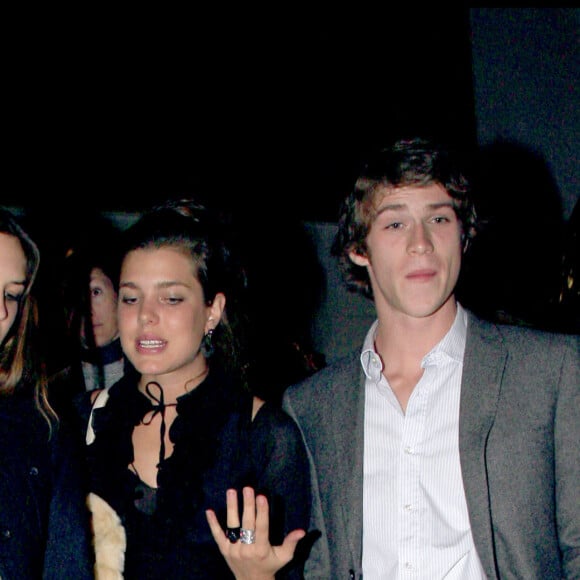Tatiana Santo Domingo, Charlotte Casiraghi et Félix Winckler au défilé Miu Miu à Paris en 2007. 