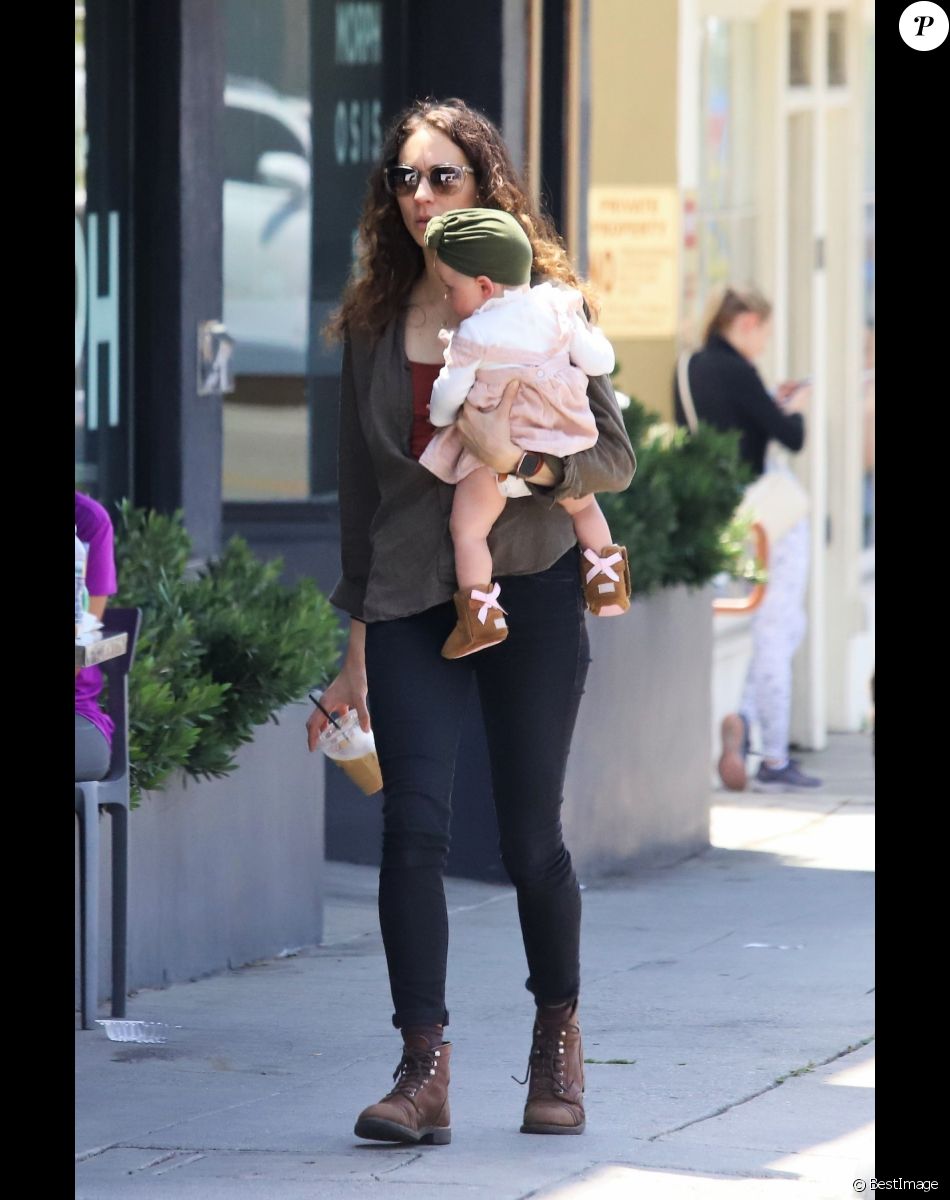 Exclusif - Troian Bellisario (Pretty Little Liars) et son mari Patrick J (Suits) se baladent avec leur fille après avoir déjeuné à Los Angeles, le 4 mai 2019