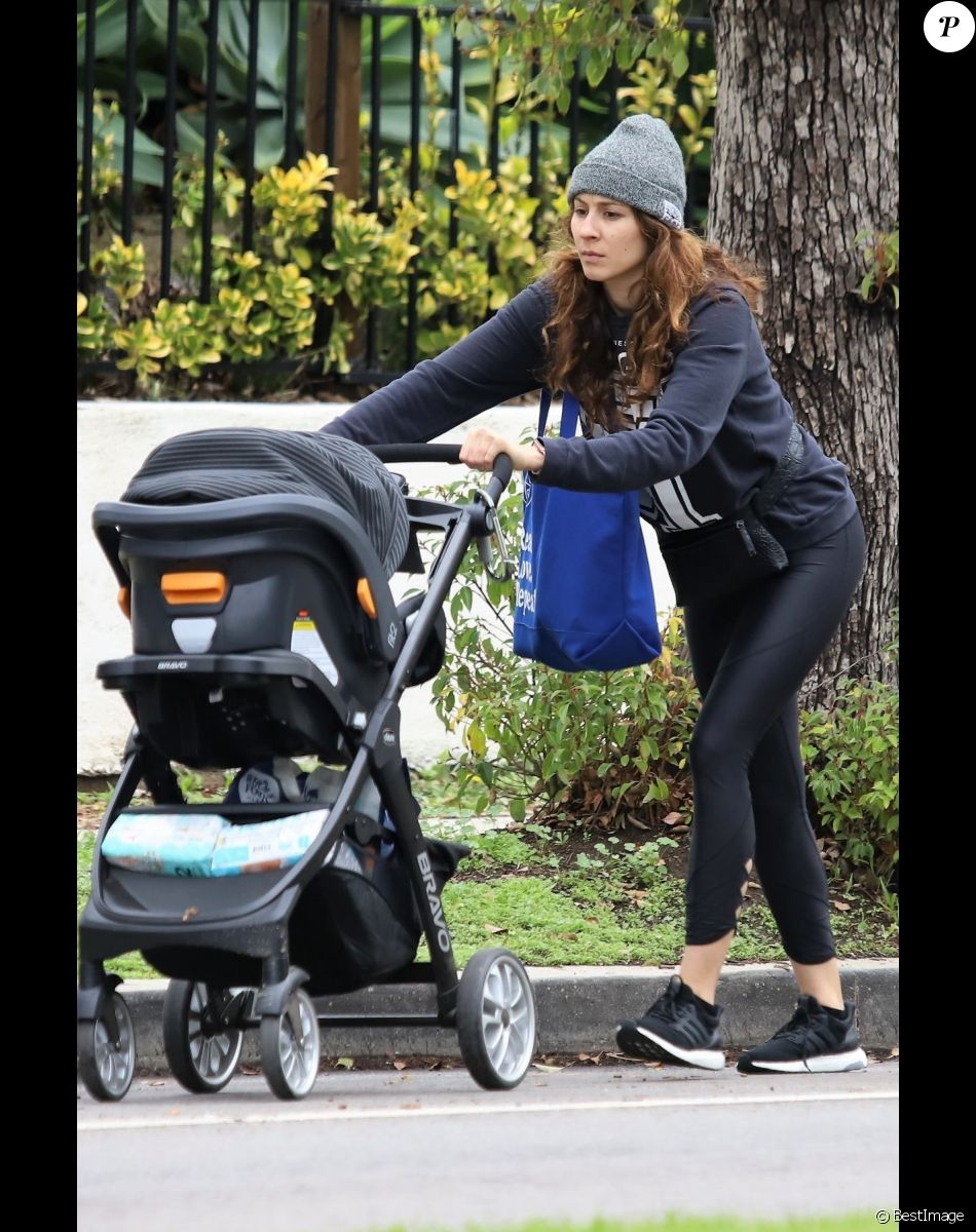 Exclusif - Troian Bellisario promène sa fille en poussette dans les rues de Los Angeles, le 15 janvier 2019