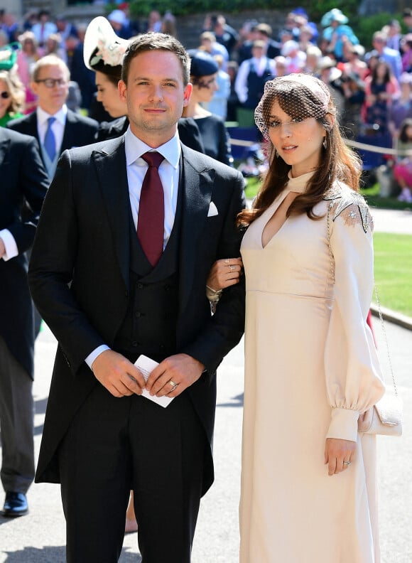 Patrick J. Adams et Troian Bellisario lors du mariage de Meghan Markle et du prince Harry au Château de Windsor.