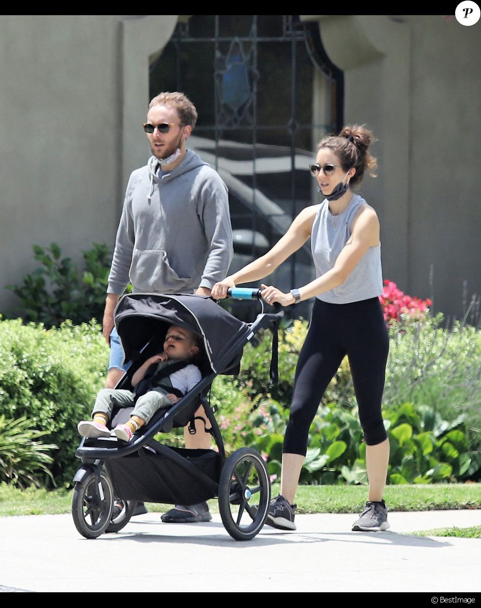 Exclusif - Troian Bellisario et son mari Patrick J. Adams se baladent à Los Angeles avec leur fille Aurora le 25 juin 2020.