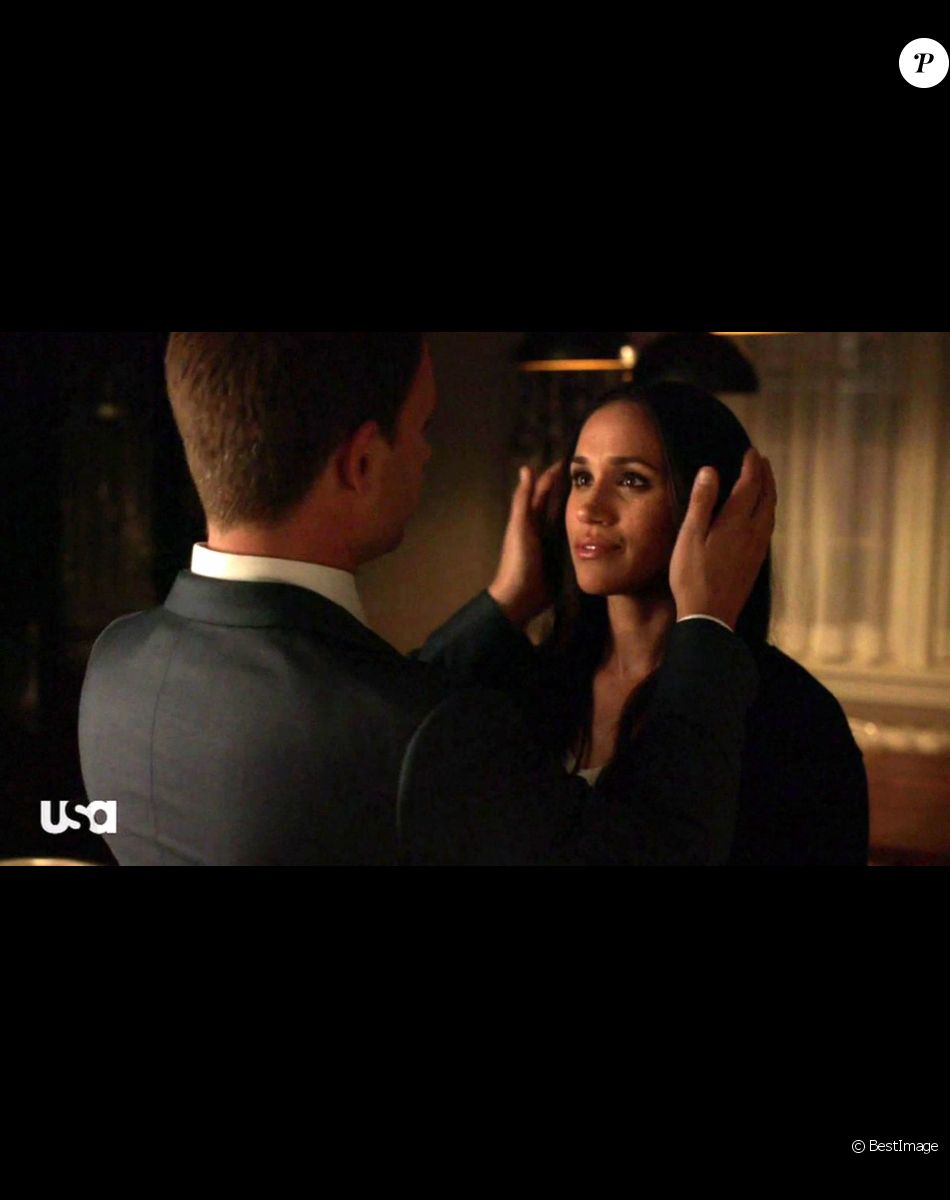 Meghan Markle embrasse son partenaire Patrick J. Adams dans la série "Suits" le 29 mars 2018.