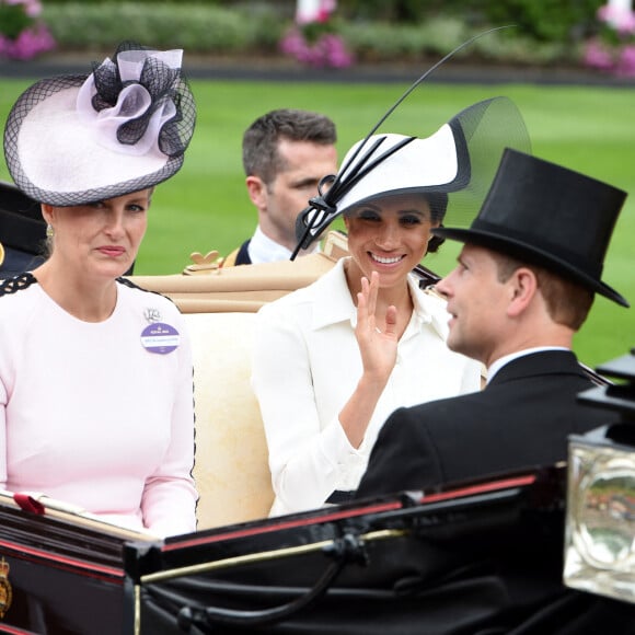 La comtesse Sophie de Wessex, le prince Edward, comte de Sussex, le prince Harry et Meghan Markle, duchesse de Sussex - La famille royale d'Angleterre à son arrivée à Ascot pour les courses hippiques, peu après le mariage royal du prince Harry et Meghan Markle. 