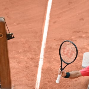 Roger Federer bat le Croate Marin Cilic (6-2, 2-6, 7-6 [4], 6-2) au 2 ème tour des Internationaux de France de tennis de Roland Garros, le 3 juin 2021. © Chryslene Caillaud / Panoramic / Bestimage
