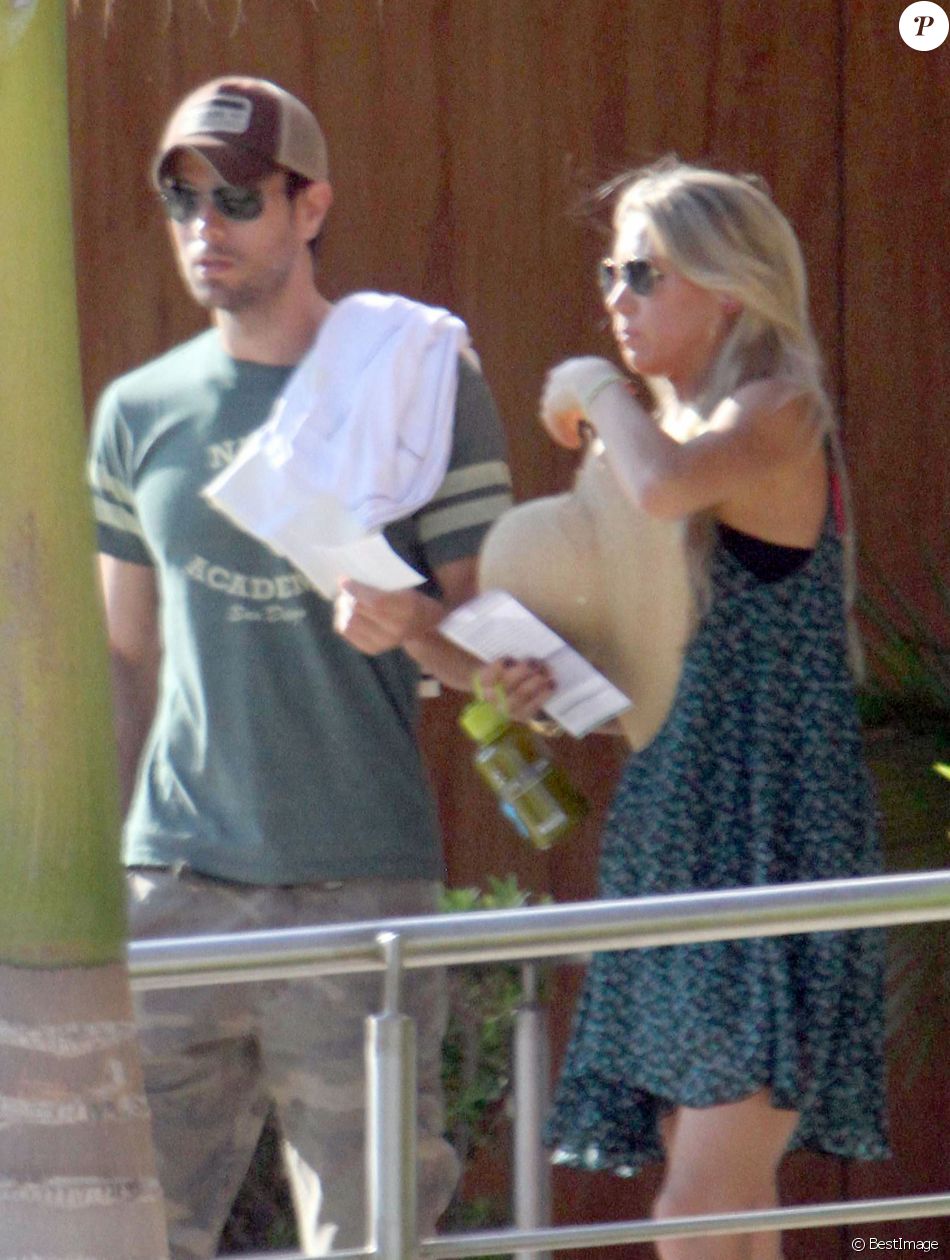 Enrique Iglesias et Anna Kournikova arrivent a Cabo au Mexique le 5 Novembre 2012.