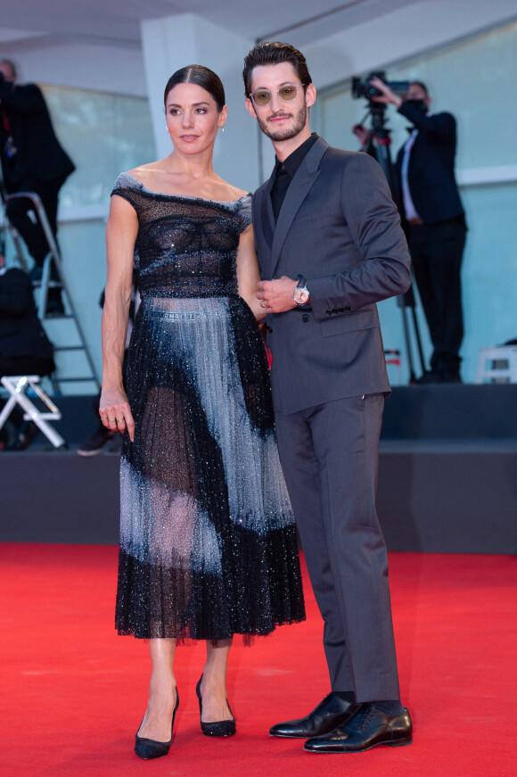 Pierre Niney et sa compagne Natasha Andrews au Festival du Film de Venise en septembre 2020.