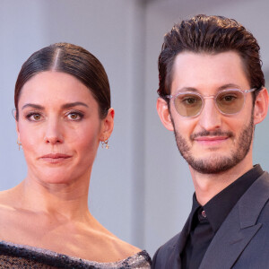 Pierre Niney et sa compagne Natasha Andrews au Festival du Film de Venise en septembre 2020.