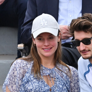 Natasha Andrews (enceinte) et Pierre Niney à Roland-Garros en juin 2019. 