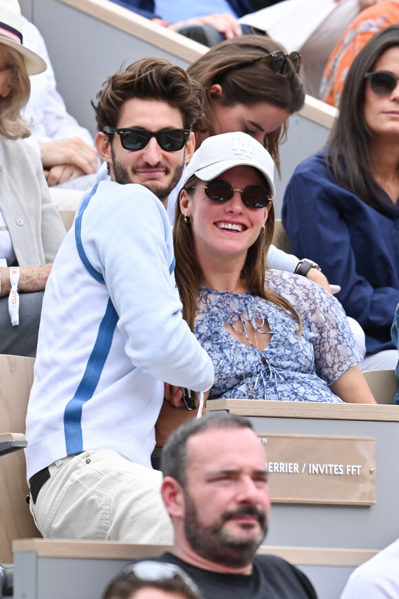 Natasha Andrews (enceinte) et Pierre Niney à Roland-Garros en juin 2019.