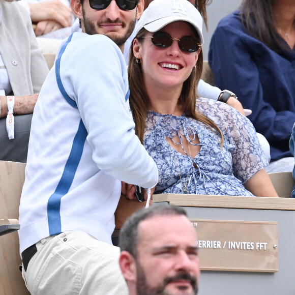 Natasha Andrews (enceinte) et Pierre Niney à Roland-Garros en juin 2019.