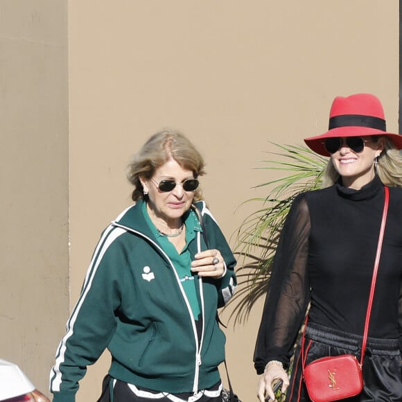 Laeticia Hallyday et sa mère Françoise Thibaut (en survêtements) sont allées déjeuner au restaurant japonais "Sushi Zo" près du Lycée Français à Los Angeles, le 5 février 2019.
