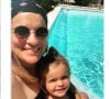 Julie de "Pékin Express" et sa petite fille Déa à la piscine, juin 2021