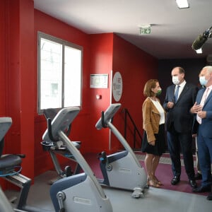 Le Premier ministre Jean Castex et le ministre délégué chargé des PME Alain Griset, visitent une salle de sport parisienne à l'occasion de la troisième étape du déconfinement lié au coronavirus (Covid-19), le 9 juin 2021. © Eliot Blondet / Pool / Bestimage 