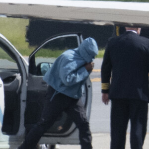 Kanye West quitte le sud de la France en jet privé et atterrit à l'aéroport de Teterborough, dans l'État du New Jersey, accompagné d'Irina Shayk. Le 9 juin 2021.