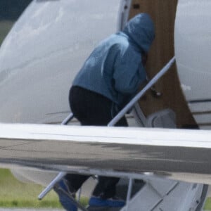 Kanye West quitte le sud de la France en jet privé et atterrit à l'aéroport de Teterborough, dans l'État du New Jersey, accompagné d'Irina Shayk. Le 9 juin 2021.