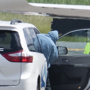 Kanye West quitte le sud de la France en jet privé et atterrit à l'aéroport de Teterborough, dans l'État du New Jersey, accompagné d'Irina Shayk. Le 9 juin 2021.