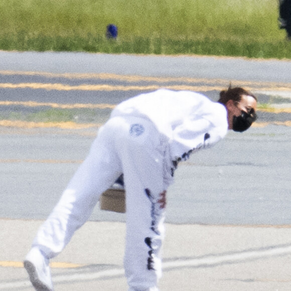 Irina Shayk quitte le sud de la France en jet privé et atterrit à l'aéroport de Teterborough, dans l'État du New Jersey, accompagné de Kanye West. Le 9 juin 2021.