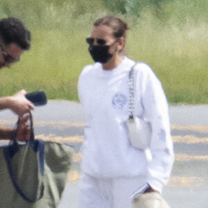 Irina Shayk quitte le sud de la France en jet privé et atterrit à l'aéroport de Teterborough, dans l'État du New Jersey, accompagné de Kanye West. Le 9 juin 2021.