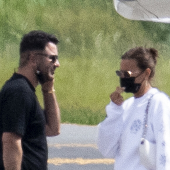 Irina Shayk quitte le sud de la France en jet privé et atterrit à l'aéroport de Teterborough, dans l'État du New Jersey, accompagné de Kanye West. Le 9 juin 2021.