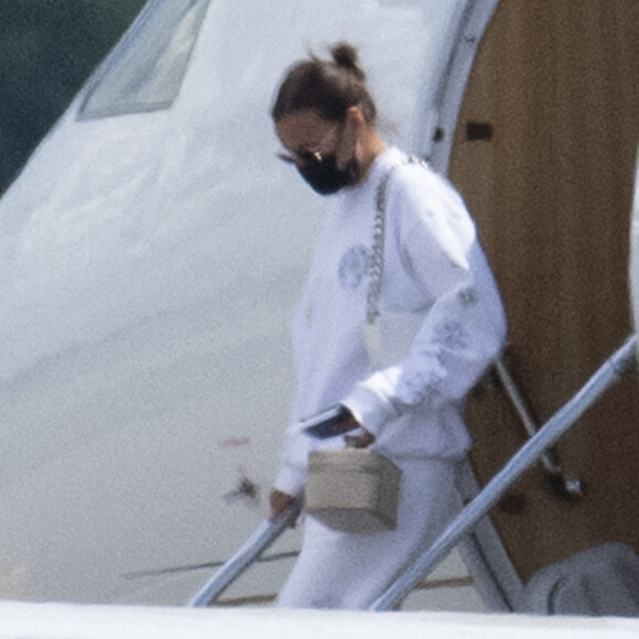 Irina Shayk quitte le sud de la France en jet privé et atterrit à l'aéroport de Teterborough, dans l'État du New Jersey, accompagné de Kanye West. Le 9 juin 2021.