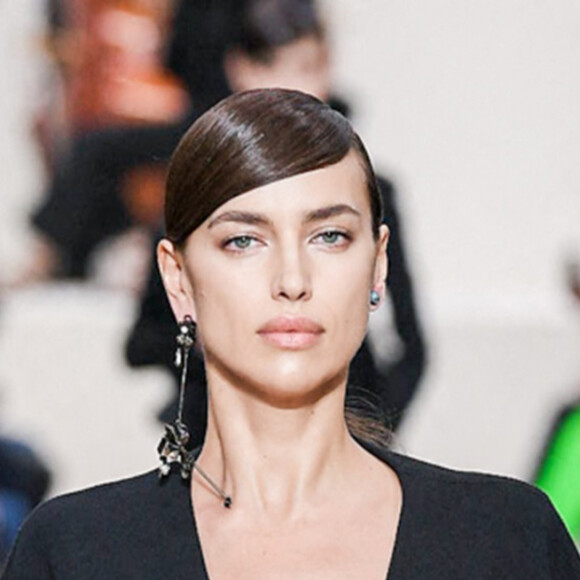 Irina Shayk défile pour Valentino à Paris. Le 1er mars 2020.