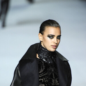 Irina Shayk défile pour la collection automne-hiver 2012-2013 de Kanye West lors de la Fashion Week de Paris. Le 6 mars 2012.