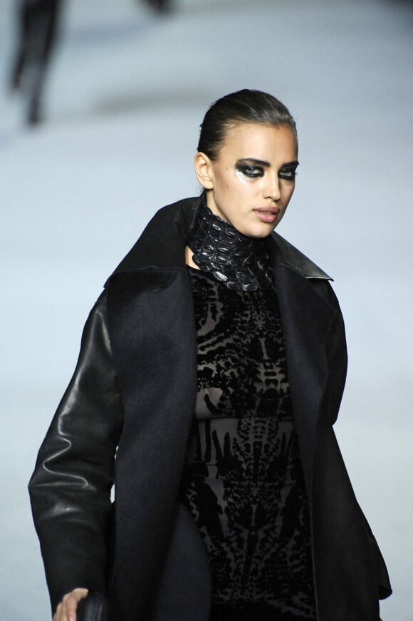 Irina Shayk défile pour la collection automne-hiver 2012-2013 de Kanye West lors de la Fashion Week de Paris. Le 6 mars 2012.