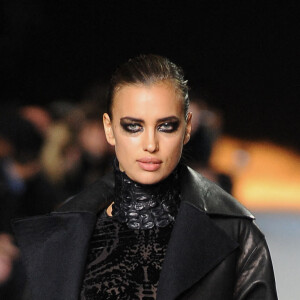 Irina Shayk défile pour la collection automne-hiver 2012-2013 de Kanye West lors de la Fashion Week de Paris. Le 6 mars 2012.