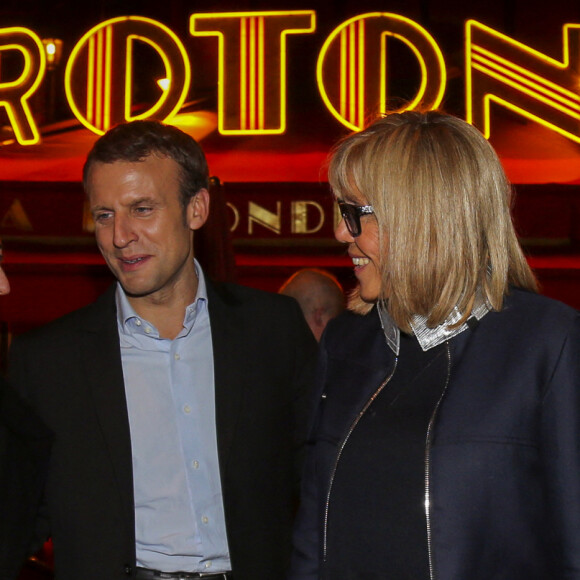 L'ancien ministre de l'économie et responsable du mouvement "En Marche", Emmanuel Macron et sa femme Brigitte Macron (Trogneux) prennent le temps de poser pour quelques photos à la sortie du restaurant La Rotonde, à Paris, France, le 16 novembre 2016. Emmanuel Macron a annoncé sa candidature à la présidentielle 2017 plutôt dans la matinée dans un centre d'apprentissage de Bobigny en Seine Saint-Denis. © Agence/Bestimage