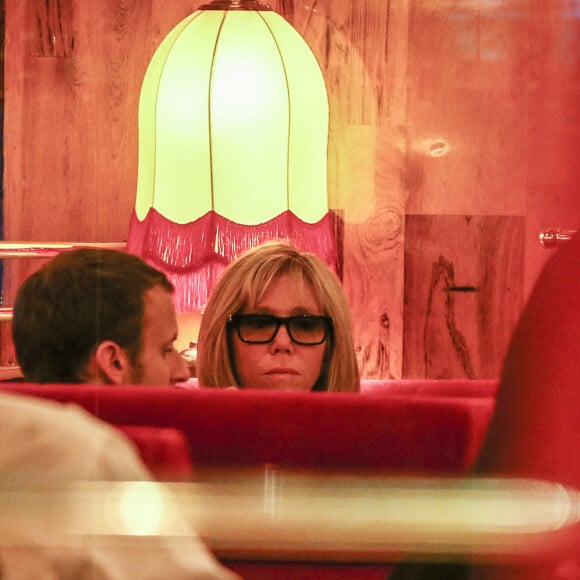 Emmanuel Macron et sa femme Brigitte Macron dînent au restaurant La Rotonde à Paris, France. © Agence/Bestimage