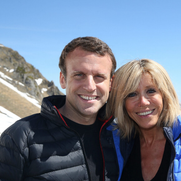 Emmanuel Macron, candidat à l'élection présidentielle pour son mouvement "En Marche!" et sa femme Brigitte Macron (Trogneux) dans la station de ski Grand Tourmalet (La Mongie / Barèges), France, le 12 avril 2017. © Dominique Jacovides/Bestimage