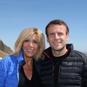 Emmanuel Macron, candidat à l'élection présidentielle pour son mouvement "En Marche!" et sa femme Brigitte Macron (Trogneux) dans la station de ski Grand Tourmalet (La Mongie / Barèges), France, le 12 avril 2017. © Dominique Jacovides/Bestimage