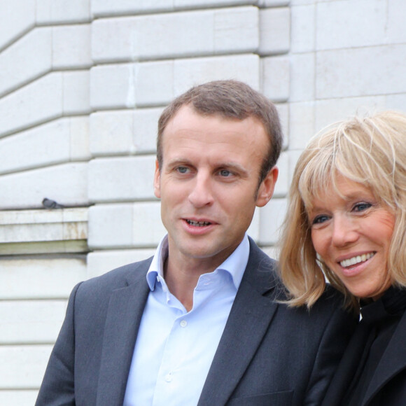 Emmanuel Macron et sa femme Brigitte Trogneux quittent la Maison de la Radio et vont déjeuner à Montmartre le 4 septembre 2016. Brigitte Macron accompagnait son mari Emmanuel Macron à la maison de la radio pour faire une émission à l'invitation de France-Inter... Ensuite, comme à leur habitude ils ont été déjeuner dans leur restaurant préféré "La Cave des Abesses" puis ils se sont promenés sur la Butte Montmartre comme ils aiment le faire chaque dimanche.