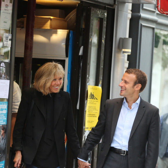 Emmanuel Macron et sa femme Brigitte Trogneux quittent la Maison de la Radio et vont déjeuner à Montmartre le 4 septembre 2016.