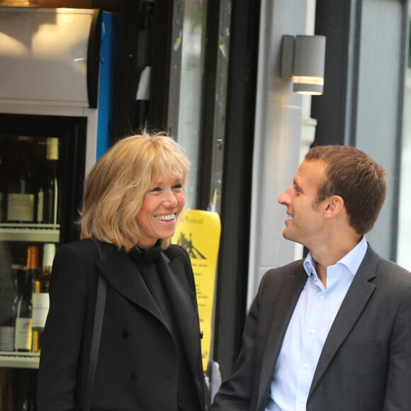 Emmanuel Macron et sa femme Brigitte Trogneux quittent la Maison de la Radio et vont déjeuner à Montmartre le 4 septembre 2016.