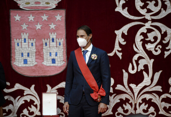 La présidente de la Communauté de Madrid, Isabel Díaz Ayuso, reçoit le joueur de tennis Rafael Nadal avant de lui présenter la Gran Cruz del Dos de Mayo à la Real Casa de Correos à Madrid (Espagne) le 3 décembre 2020. 