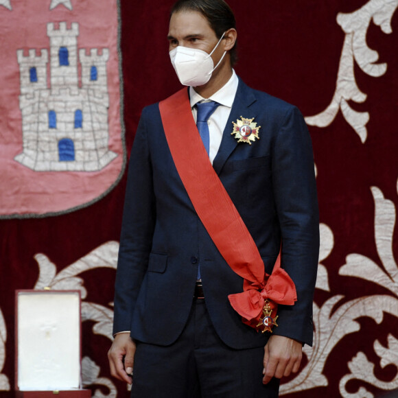 La présidente de la Communauté de Madrid, Isabel Díaz Ayuso, reçoit le joueur de tennis Rafael Nadal avant de lui présenter la Gran Cruz del Dos de Mayo à la Real Casa de Correos à Madrid (Espagne) le 3 décembre 2020. 