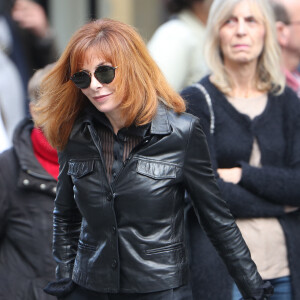 Mylène Farmer lors des obsèques de Jean Rochefort en l'église Saint-Thomas d'Aquin à Paris, le 13 octobre 2017. 