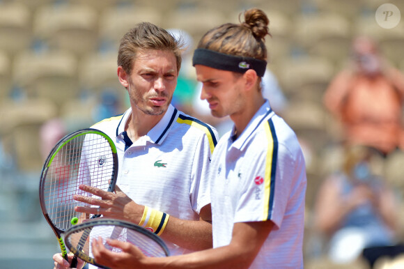Pierre-Hugues Herbert et Nicolas Mahut lors du 3ème tour en double des Internationaux de Tennis de Roland Garros à Paris, le 8 juin 2021.