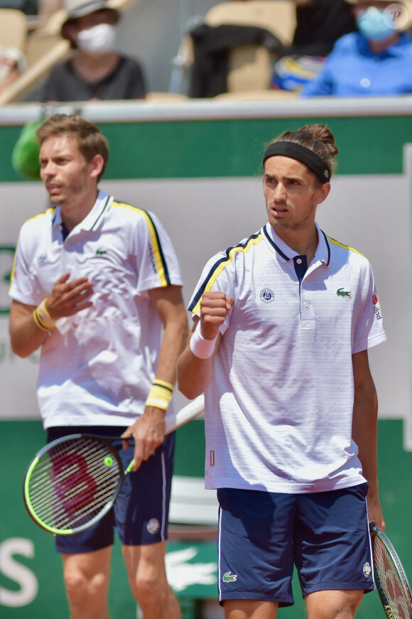 Pierre-Hugues Herbert et Nicolas Mahut lors du 3ème tour en double des Internationaux de Tennis de Roland Garros à Paris