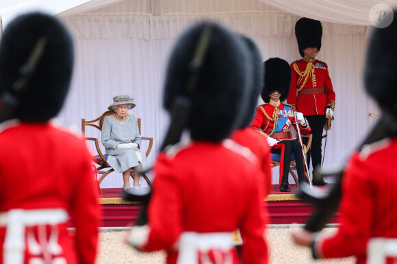 La reine Elizabeth II et son cousin, le prince Edward, duc de Kent, assistent à la parade Trooping The Colour, célébrant son 95e anniversaire, au Château de Windsor. Le 12 juin 2021.