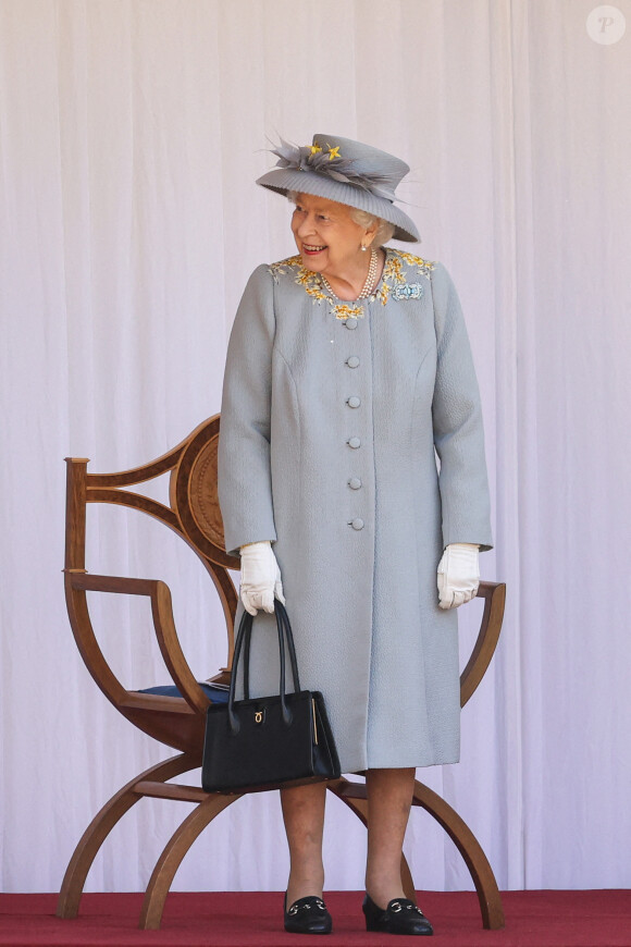 La reine Elizabeth II, souriante, a assisté à la parade Trooping The Colour, célébrant son 95e anniversaire, au Château de Windsor.