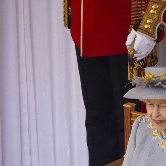 La reine Elizabeth II assiste à la parade Trooping The Colour, célébrant son 95e anniversaire, au Château de Windsor. Le 12 juin 2021.