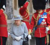 La reine Elizabeth II, suivie par son cousin le prince Edward, duc de Kent, lors de la parade Trooping The Colour, célébrant son 95e anniversaire, au Château de Windsor. Le 12 juin 2021.