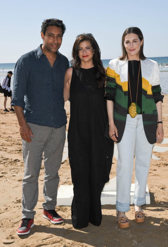 Lyes Salem, Kamir Aïnouz et Amira Casar en photocall sur la plage pendant le 35ème festival du film de Cabourg, le 12 juin 2021. © Coadic Guirec/Bestimage