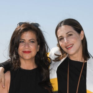 Kamir Aïnouz et Amira Casar en photocall sur la plage pendant le 35ème festival du film de Cabourg, le 12 juin 2021. © Coadic Guirec/Bestimage